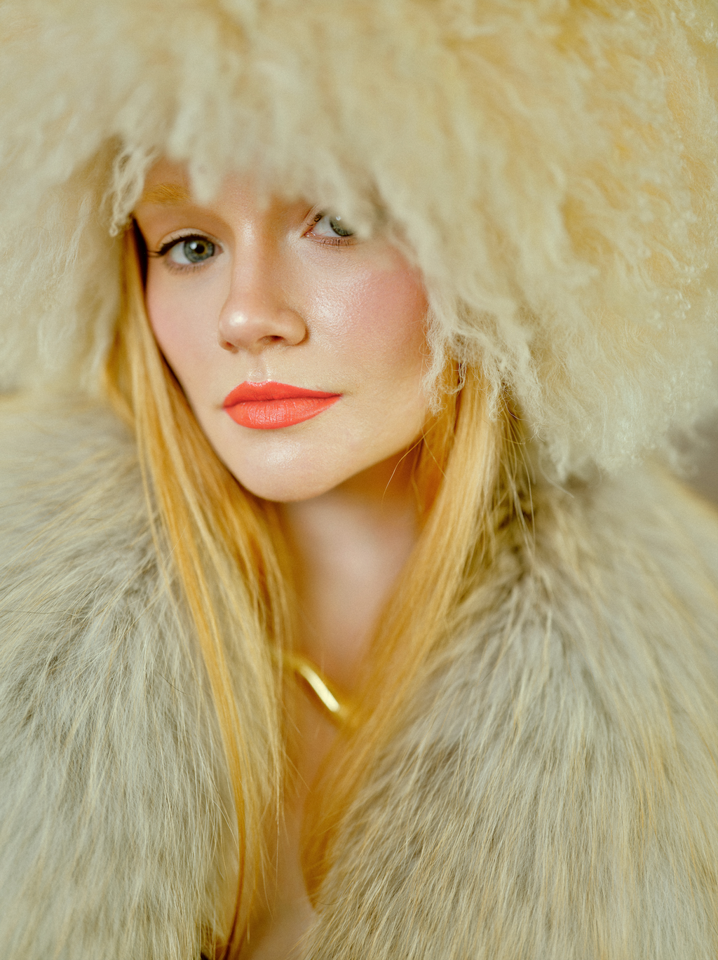 BIENBIE grave hat featuring a wide brim and neutral color, suitable for memorial or ceremonial wear.