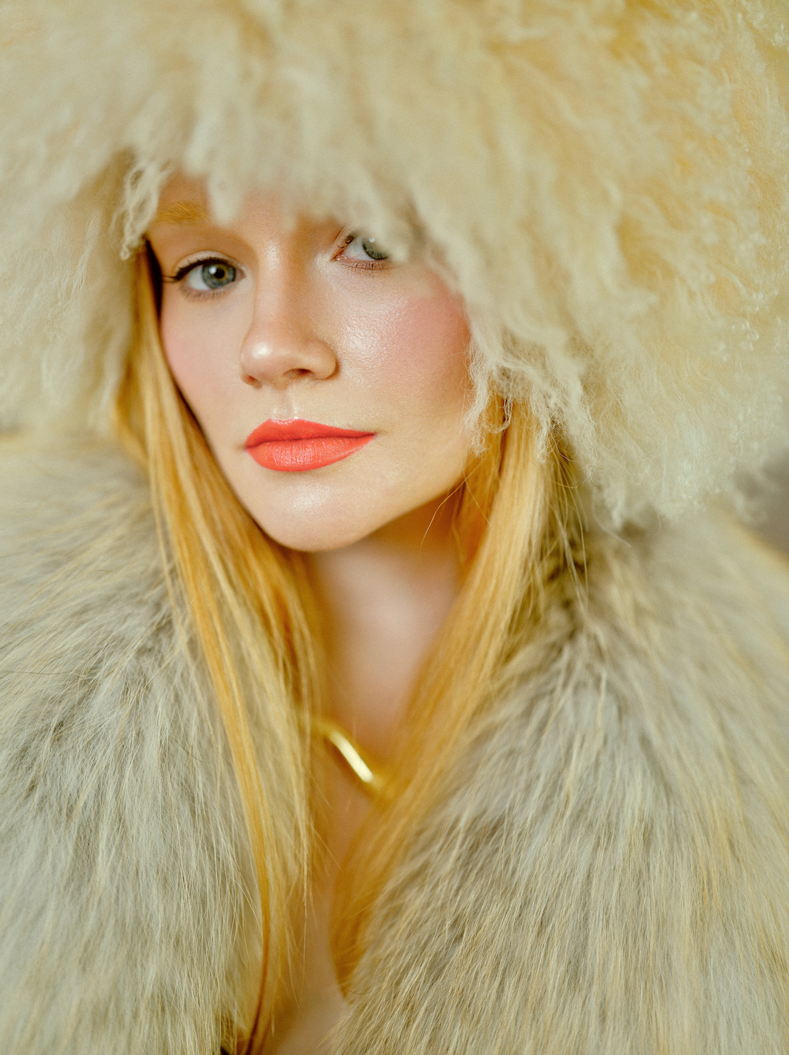 BIENBIE grave hat featuring a wide brim and neutral color, suitable for memorial or ceremonial wear.