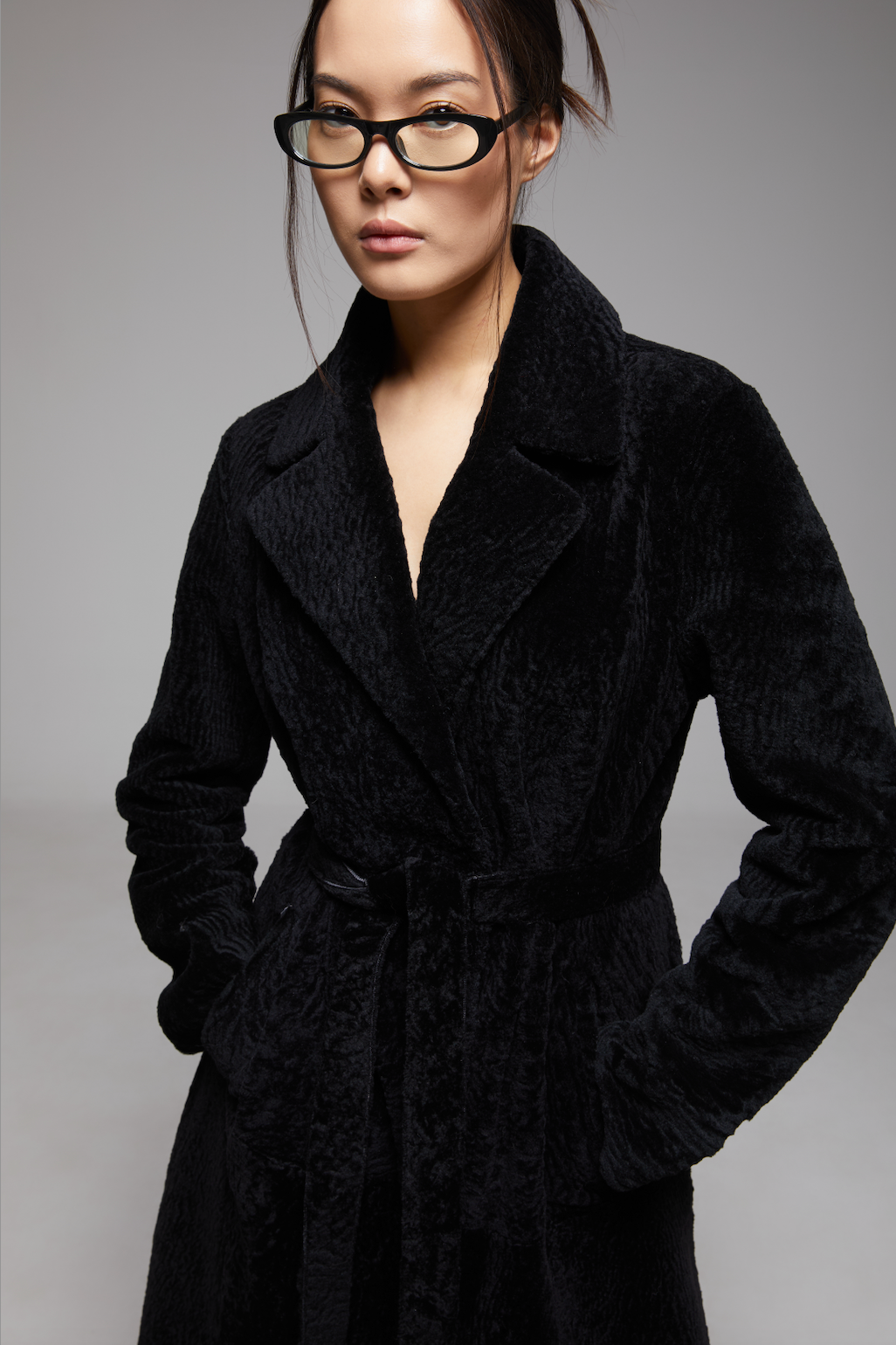 Elegant screenshot of the BIENBIE Étude The Grand Coat, showcasing its stylish design and detailed fabric texture.