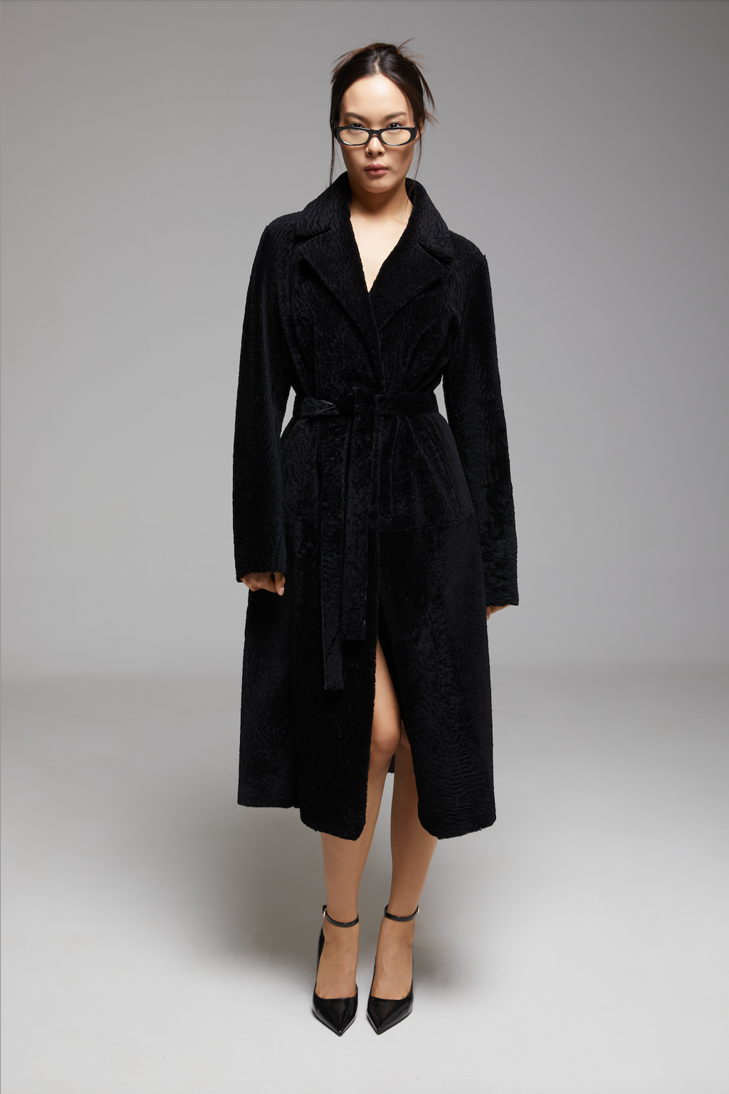 Screenshot of the BIENBIE Étude The Grand Coat, showcasing a stylish, tailored coat with detailed fabric texture and classic design.