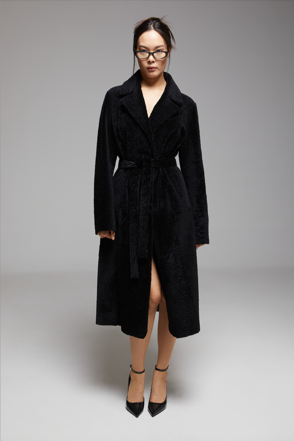 Screenshot of the BIENBIE Étude The Grand Coat, showcasing a stylish, tailored coat with detailed fabric texture and classic design.
