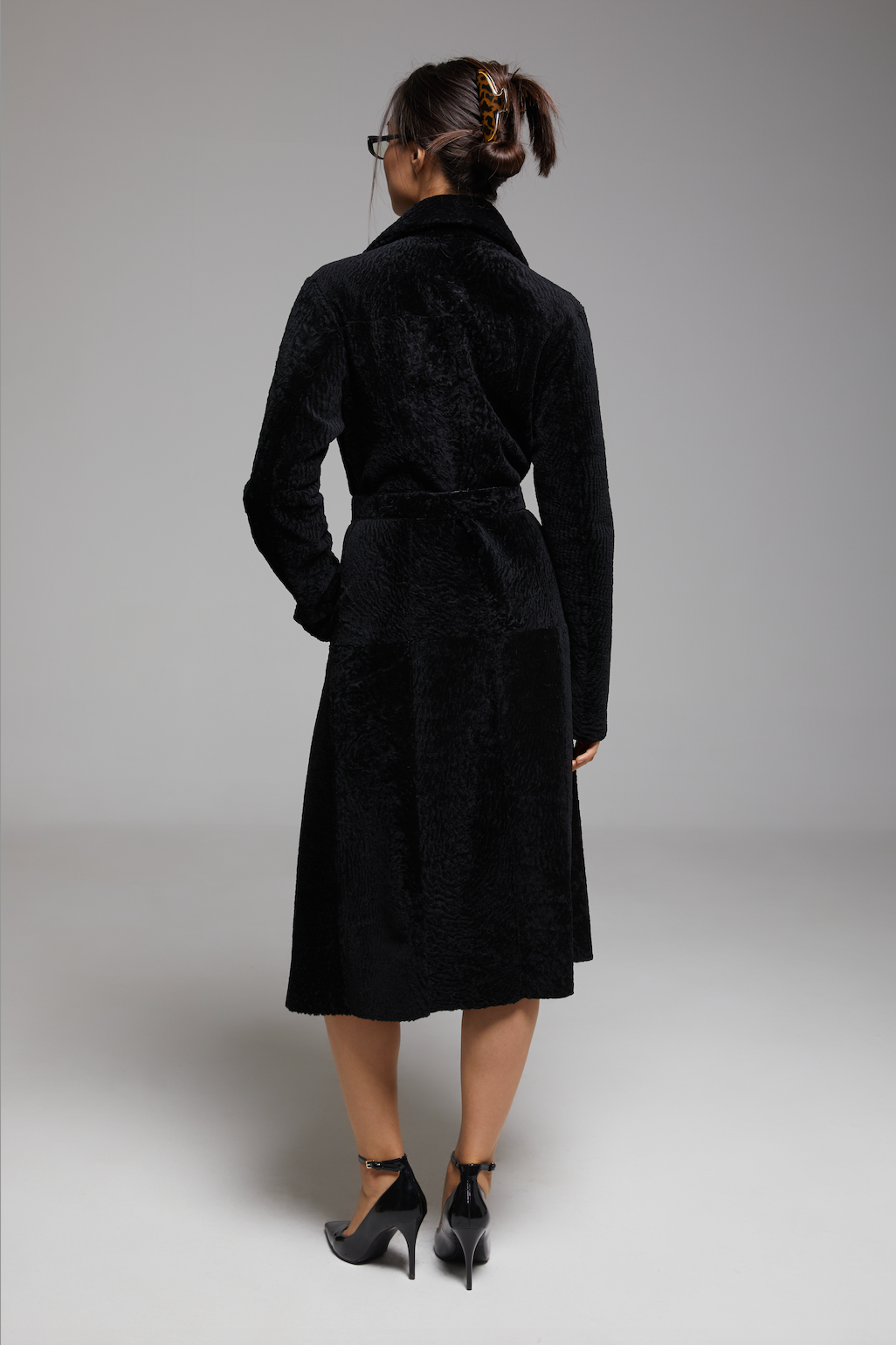 Screenshot of the BIENBIE Étude The Grand Coat, showcasing a stylish, tailored coat in a modern design.