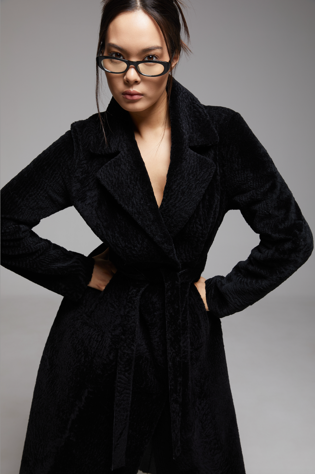 Screenshot of the BIENBIE Étude The Grand Coat showing a stylish, tailored outerwear piece in a neutral color.
