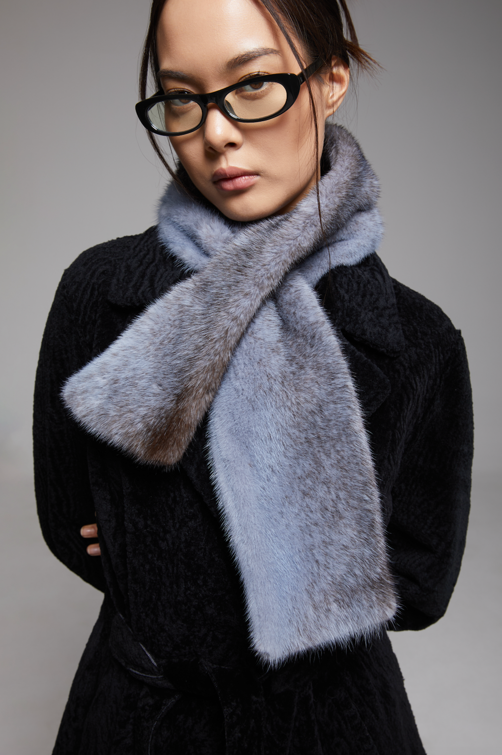 BIENBIE Rubato scarf with soft, lightweight fabric, featuring a stylish pattern in neutral tones, perfect for adding elegance to any outfit.