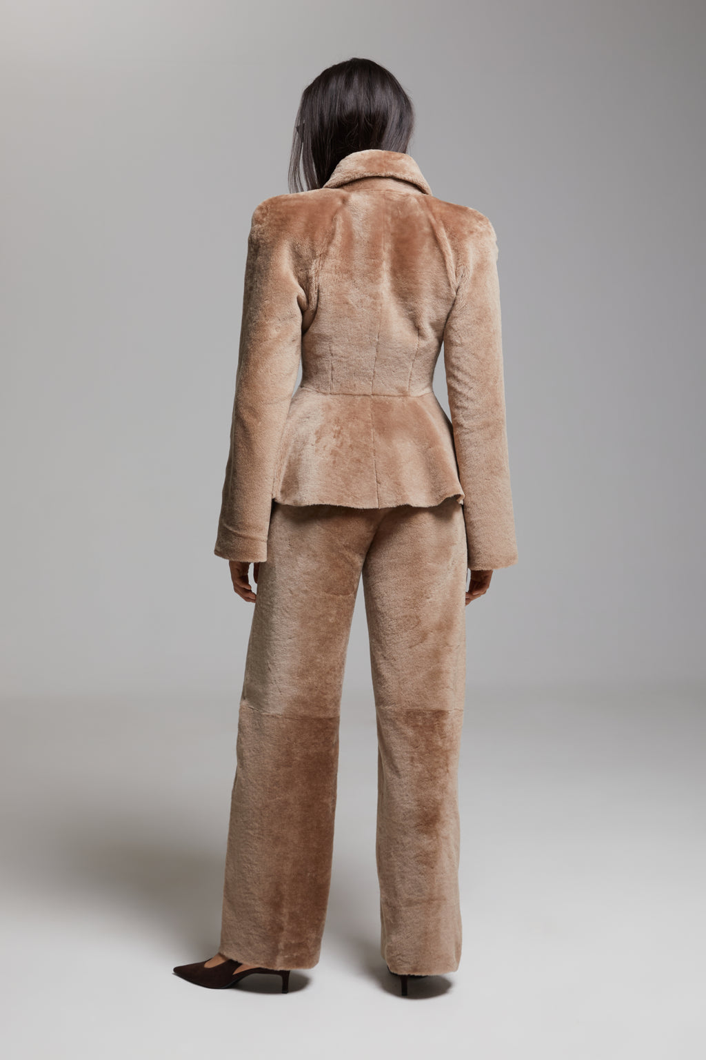 BIENBIE Allegro shearling pants in beige, featuring soft shearling fabric and a relaxed fit, displayed on a neutral background.