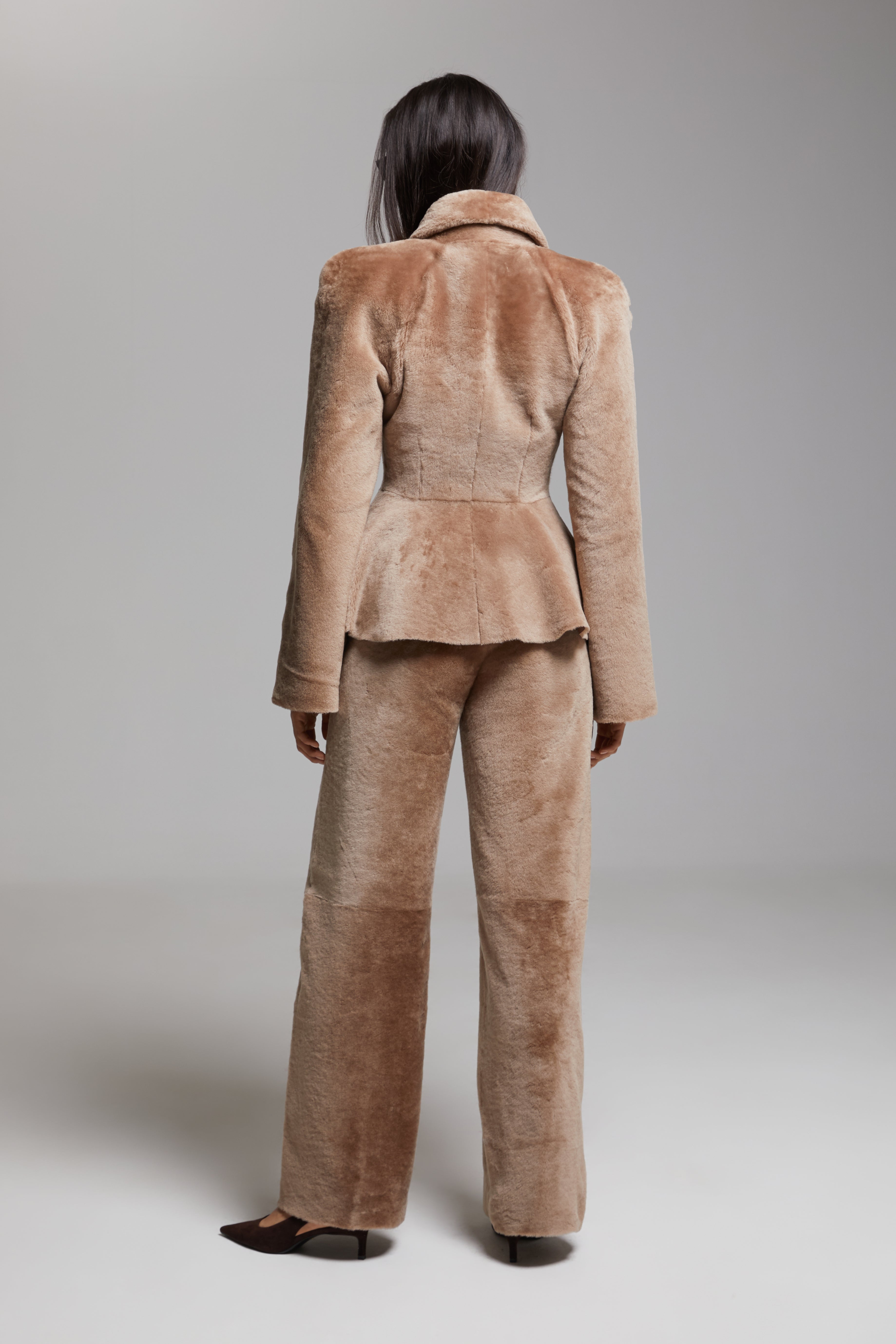 BIENBIE Allegro shearling pants in beige, featuring soft shearling fabric and a relaxed fit, displayed on a neutral background.