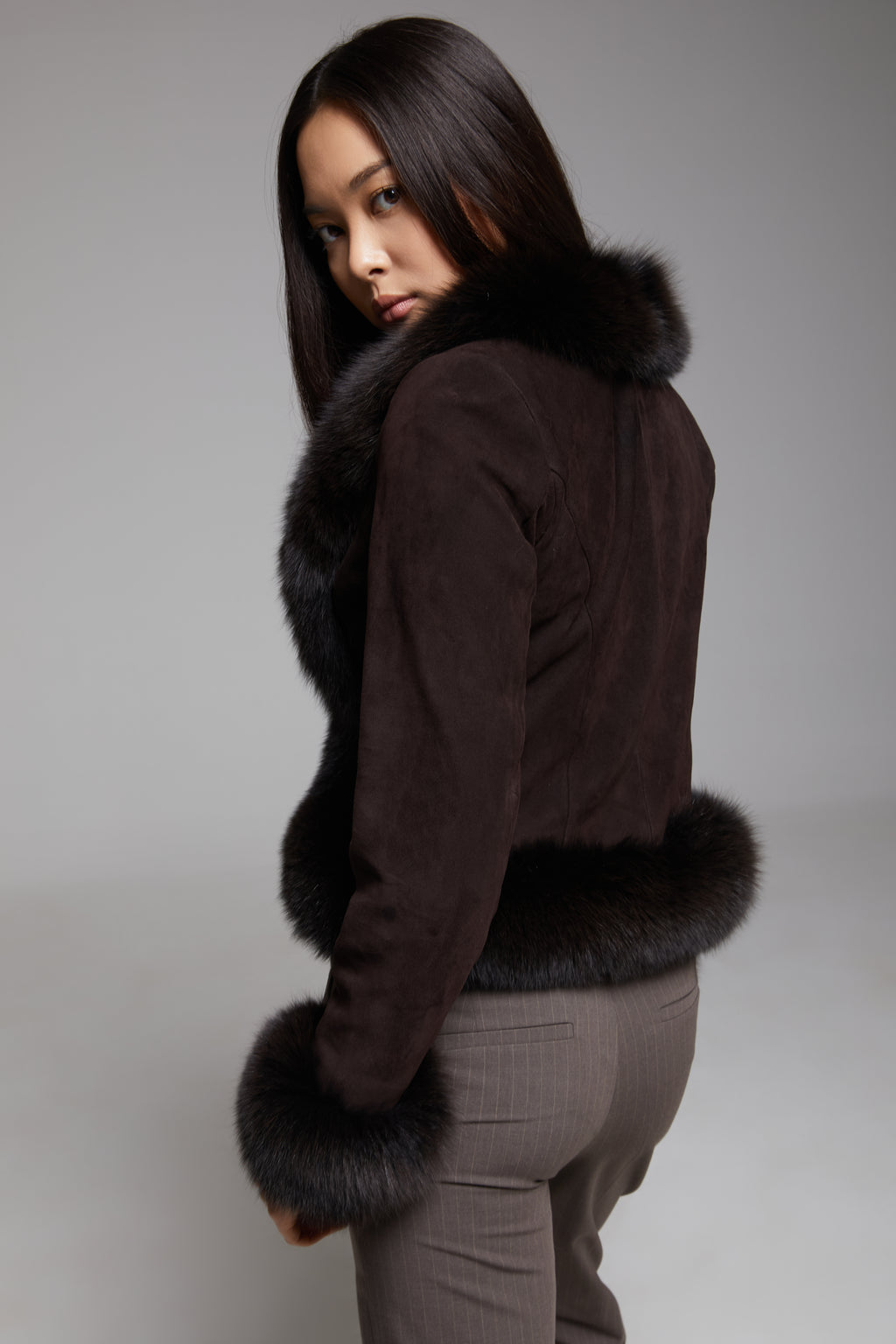 BIENBIE Tempo Jacket in sleek fabric, featuring a modern fit, front zipper, and stylish collar for casual outdoor wear.